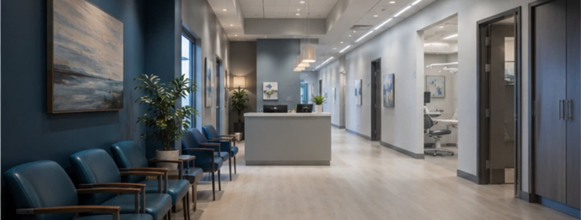 Aire d'attente d'une clinique médicale, fauteuils alignés et comptoir de réception