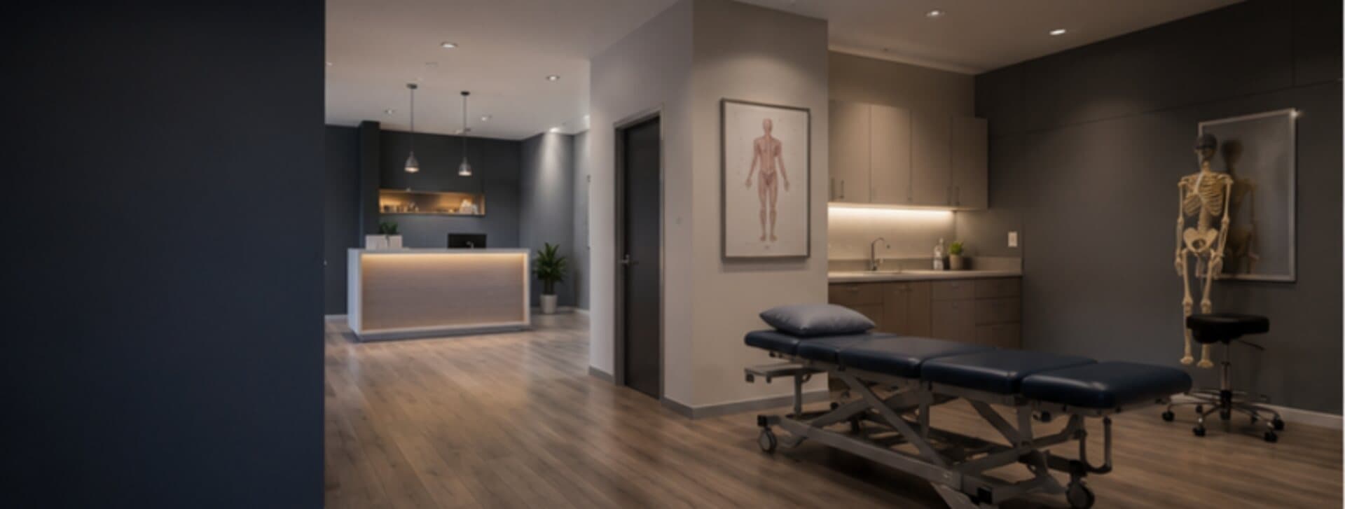 Salle de soins avec table de traitement, modèle anatomique et comptoir d'accueil